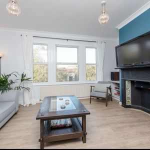 2 Bed Flat, Approach Road, SW20 - Photo 2