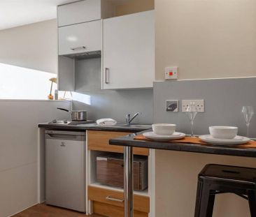 1 bedroom in a flat share to rent - Photo 5