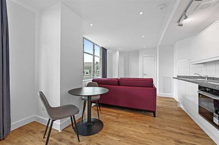 A recently refurbished one bedroom apartment in a convenient City location - Photo 2