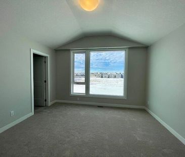 55 Lucas Way Northwest, Calgary - Photo 2