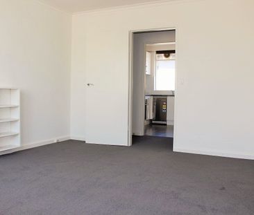 Light filled, two bedroom apartment in the heart of Prahran - Photo 1