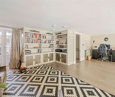 Luxurious first-floor apartment in a white stucco period conversion on Lancaster Gate. The property features three generously sized bedroom and three modern bathrooms, covering 2540sqft - Photo 1