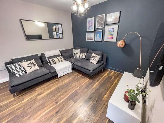 Esher Road, L6 - Photo 1