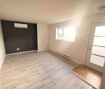 LIBRE 3 1/2 a louer Tranquille dans un triplex Cour Privé Table et ... - Photo 2