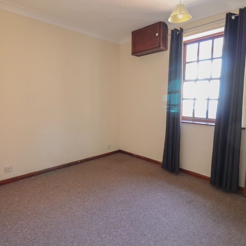 One Bedroom flat with off road parking. - Photo 1