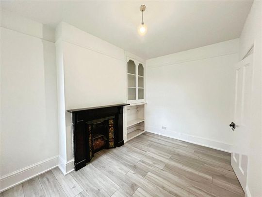 4 bedroom end of terrace house to rent - Photo 1