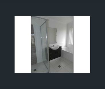 Comfortable, Spacious 4 Bedroom Home - Photo 1