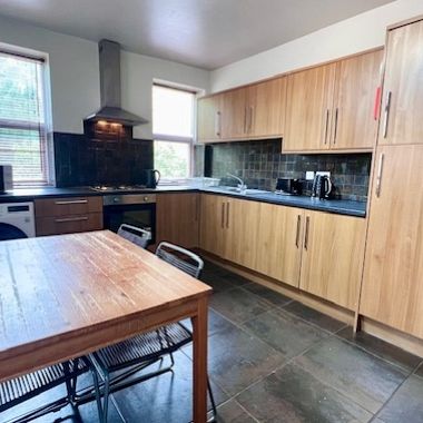 Spacious 6 bedroom House with 2 bathrooms - Photo 1