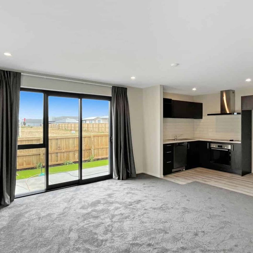 WOODEND - TWO BEDROOMS, SINGLE GARAGE - Photo 1