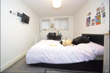 5 Bedroom Student Properties Leeds - Photo 3