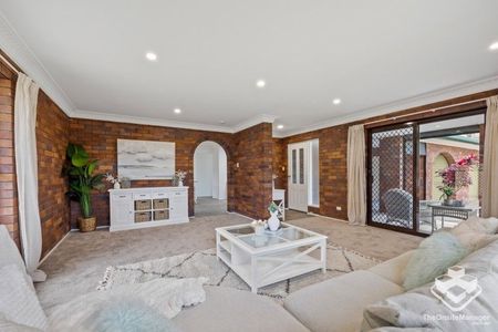 For Rent: 4 Bedroom plus Glenny flat, 3 bathroom with pool in 1202 m2 lot in Prime Location - Photo 3