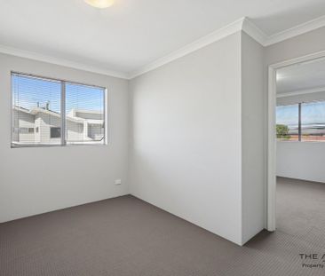 Spacious and Modern Townhouse in Quiet, Desirable Beckenham - Photo 3