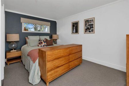 Character, charm and conveniently located - Photo 3