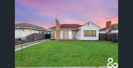 ON HOLD - Charming Home With Scope And Convenience - Photo 3