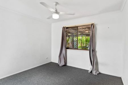 3 Bedroom house in quiet court Contact Julie Sykes 0438 050 110 - Photo 3