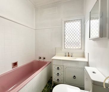 Charming 2 Bedroom Home in a Prime Location!! - Photo 6