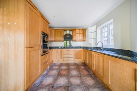 4 bedroom detached house to rent - Photo 2