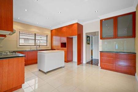 Stunning 3 Bedroom Family Home - Photo 4