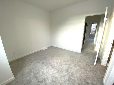 Edmonton Unfurnished townhouse Rental in Forest Heights - Beautiful New Build On Quiet Street With 2 Master Baths! - Photo 4