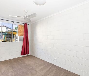 2/15 Illuka Street, Currajong - Photo 2