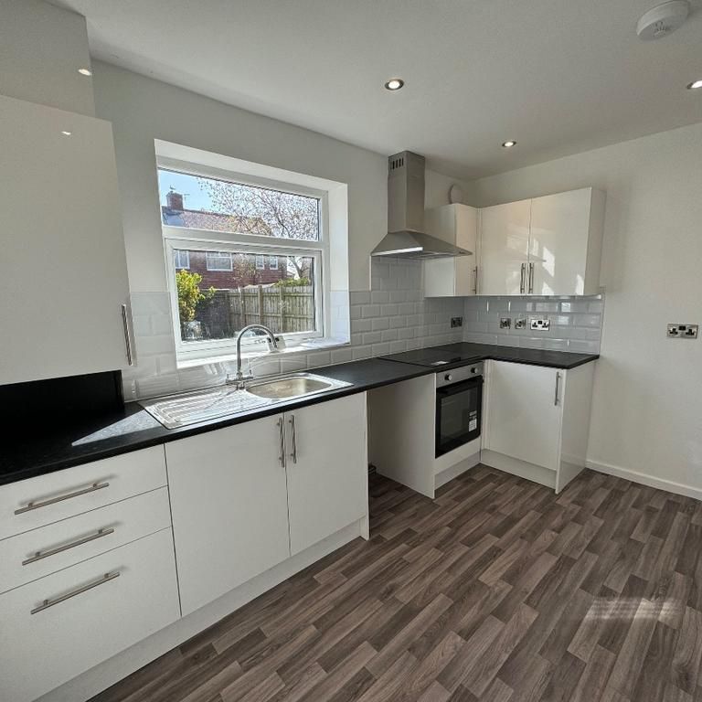 3 bedroom semi-detached house to rent - Photo 1