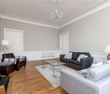 A spacious second floor four bedroom apartment, with two bathrooms,... - Photo 1