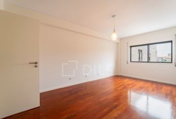 Apartamento T2 renovado para arrendar na Rua São João Bosco