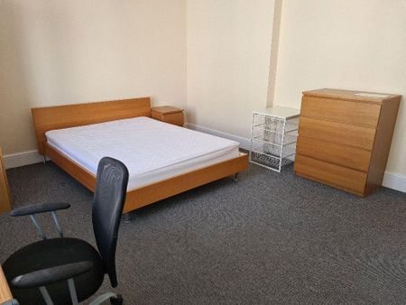 3 bedroom flat to rent - Photo 3