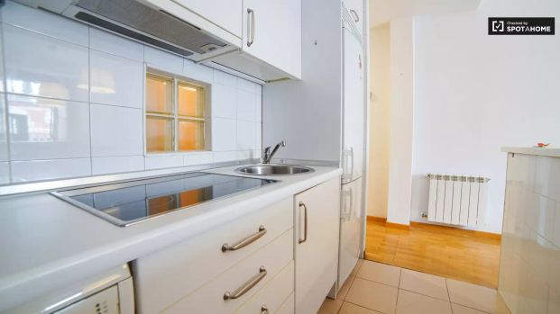 Studio for rent in Embajadores, bills included. - Photo 1