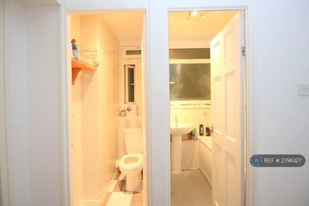 1 bedroom in a flat share to rent - Photo 4