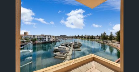 Exquisite Three-Bedroom Apartment within the Prestigious Marina East Complex - Photo 5