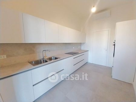 Quadrilocale in Affitto in Via G. Leopardi 1 a Milano - Photo 2