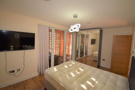 3 bedroom Apartment - Clock House Gardens - Photo 4