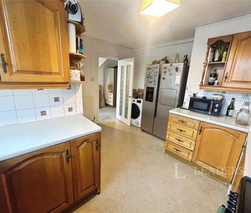 3 bedroom flat to rent - Photo 6