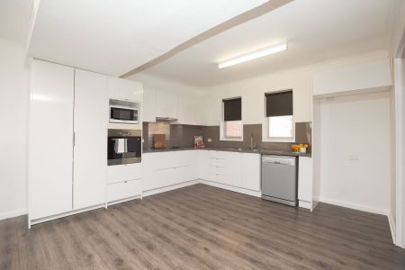 TASTEFULLY RENOVATED 3x1 - Spacious + Pool - Photo 4