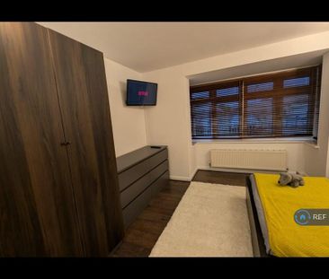 1 bedroom in a house share to rent - Photo 3