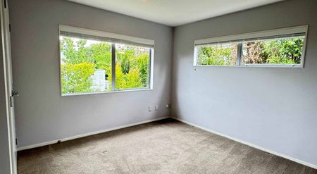 Spacious Family Living – Your Dream Home Awaits! - Photo 2