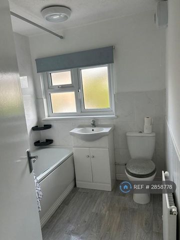 2 bedroom semi-detached house to rent - Photo 5