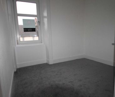 3 bedroom flat to rent - Photo 3