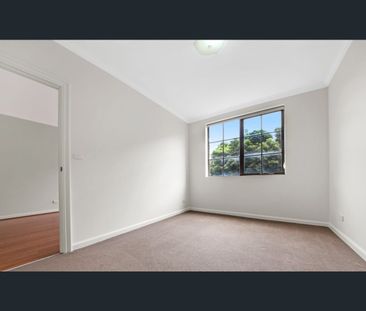 Spacious Three-Bedroom Apartment in a Prime Lifestyle Location - Photo 4