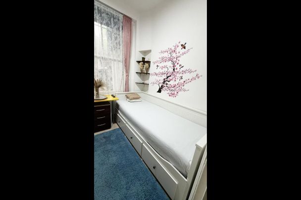 Bedsit, Knaresborough Place, SW5 - Photo 1