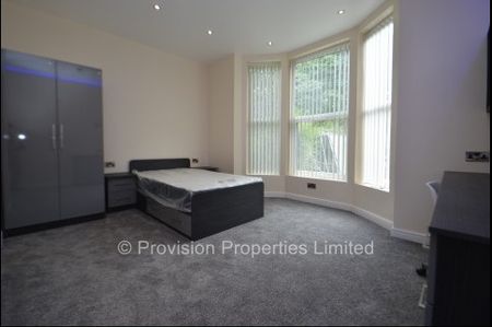 4 Bed 4 Bath Properties in Leeds - Photo 5