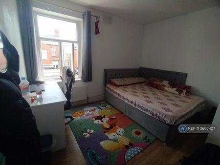 1 bedroom in a house share to rent - Photo 2