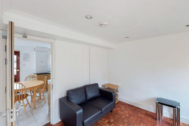 4 bedroom flat to rent - Photo 1