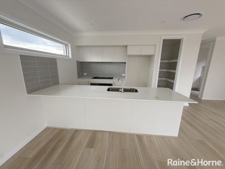 Modern Five-Bedroom Family Home - Photo 3