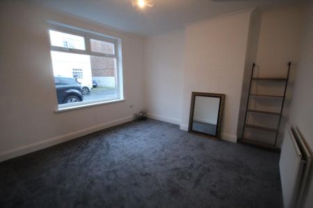 3 bedroom end of terrace house to rent - Photo 3