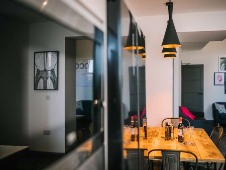 WOW - Stunning 6 Bedroom home located right next to Lancaster town centre Room 3 - Photo 4