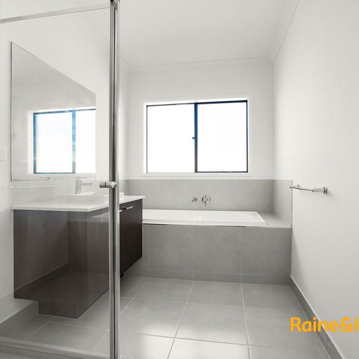 4-bedroom house in Cranbourne East! - Photo 1