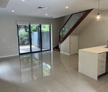 Contemporary Three Bedroom Townhouse in handy location! - Photo 3