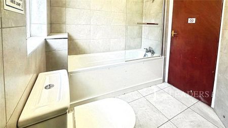 1 bedroom in a house share to rent - Photo 2